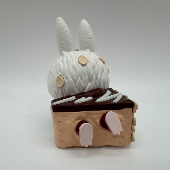 POP MART Labubu THE MONSTERS Patisseries Series - French Butter Sponge Cake - Picture 2 of 5